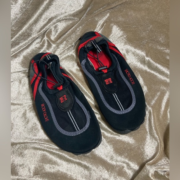 Body Glove Size 7 Black and Red Shoes - Picture 1 of 4